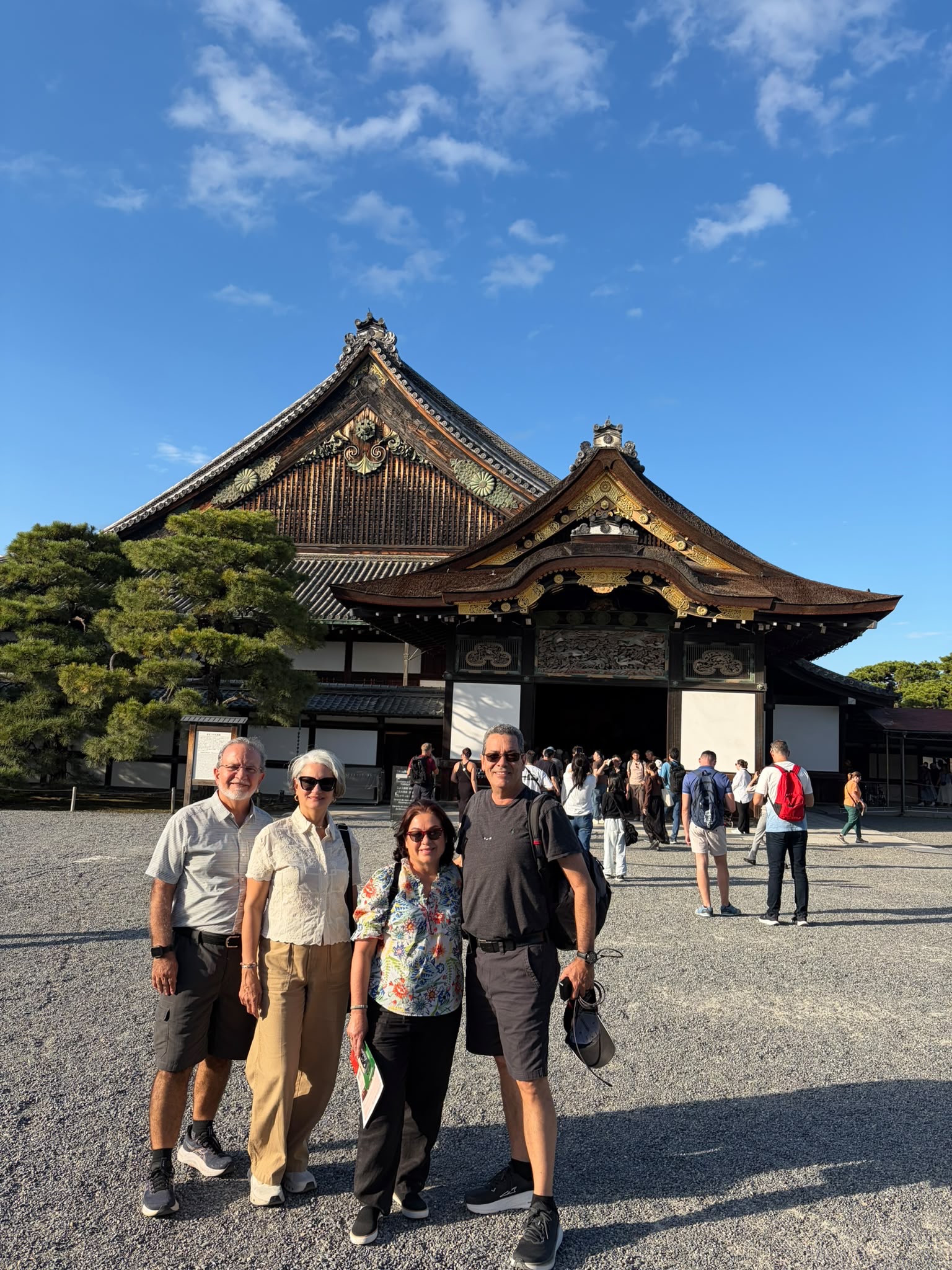 Grupo de viajeros frente a un edificio tradicional japonés